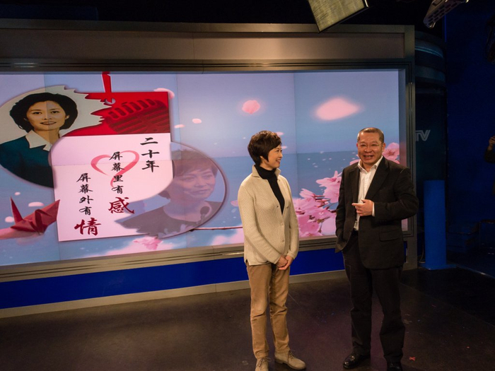 敬一丹退休前录制完最后一期《焦点访谈》后，孙玉胜和她与同事分享感言。 受访者供图。