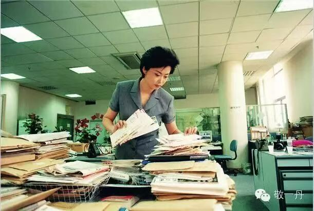  敬一丹在翻找观众来信。图片取自敬一丹公众号文章。