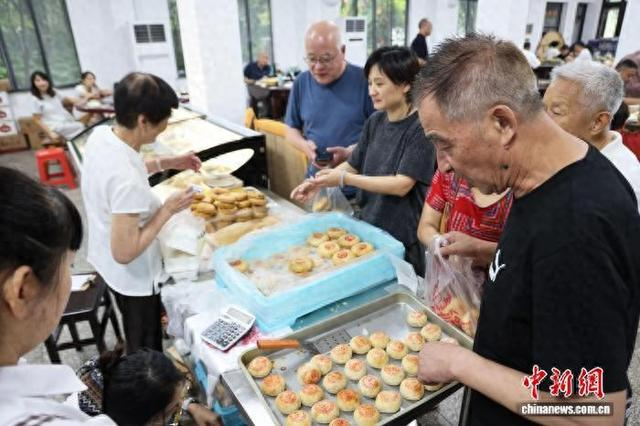 浙江南浔，民众选购“丝厂月饼”。南浔区融媒体中心供图