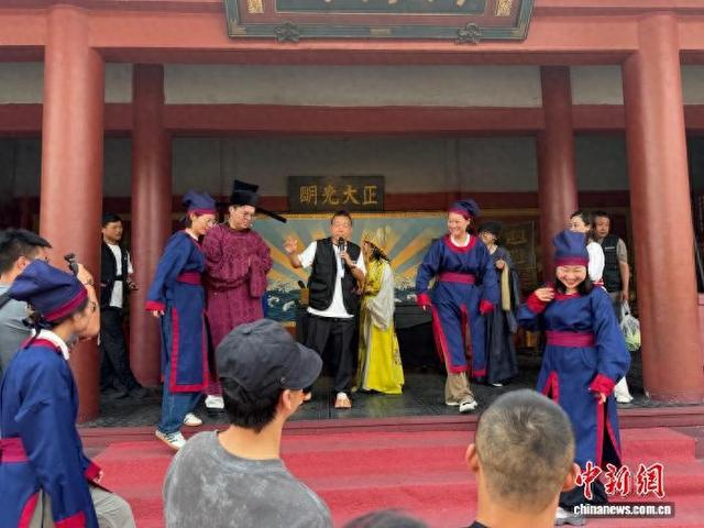 记者们在横店片场体验短剧拍摄。记者 尹珮瑶 摄