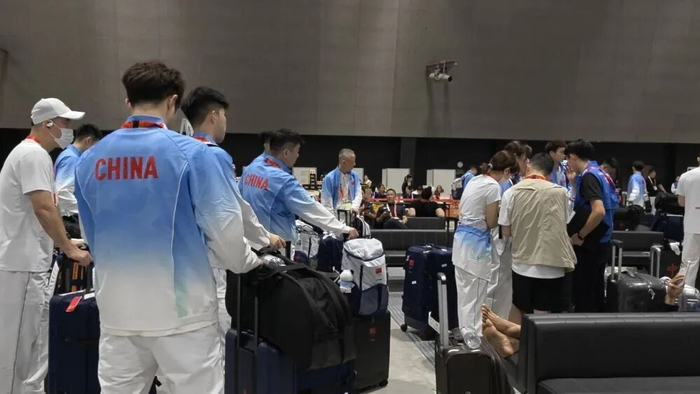 中国羽毛球队在机场交通中心内查询如何前往酒店。新华社记者 赵紫羽 摄