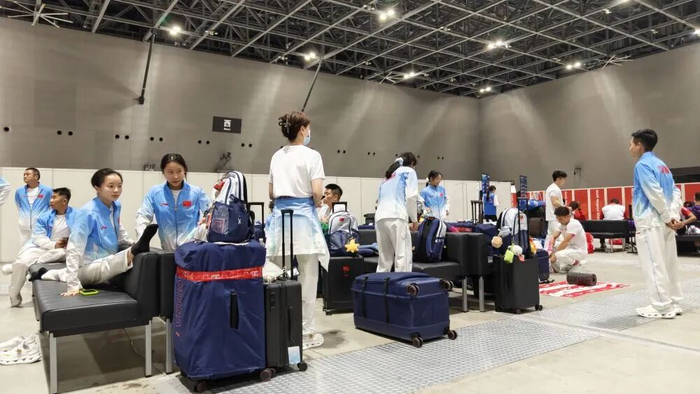 中国体操队在机场交通中心等待。新华社记者 赵紫羽 摄