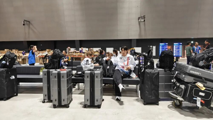 韩国代表团成员在机场交通中心等待。新华社记者 赵紫羽 摄