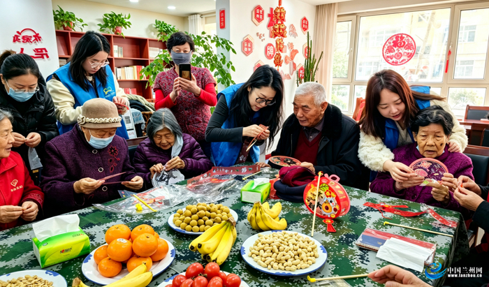 元宵节，社工在社区和老人一起做灯笼