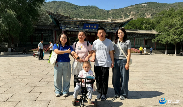 任向平一家和提供帮助的助残社工合影留念