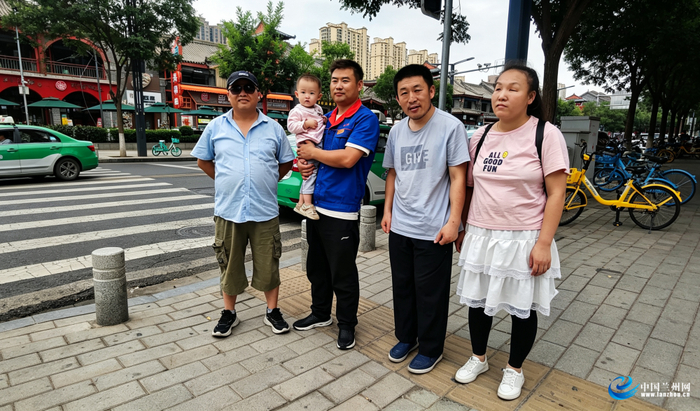 奔马雷锋车队队员李尕虎与任向平一家合影