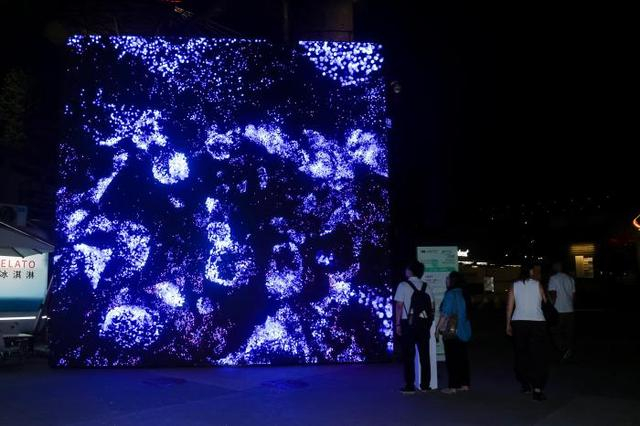 游客在体验生成式数字艺术作品《游境》。主办方供图