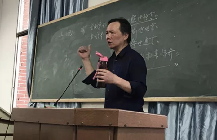 龚德才给学生上古代文学课