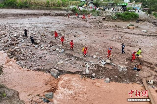 消防员分段分区开展地毯式、拉网式排查现场。羊冉 摄