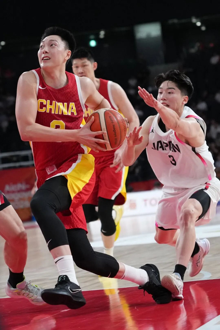 9月18日，中国队球员胡明轩（左）在比赛中突破上篮。新华社发