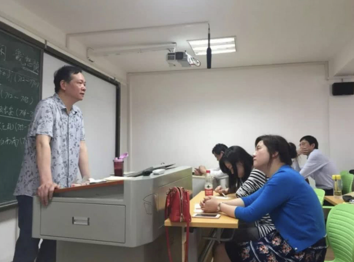 身为讲师的龚德才老师在给教授、博导们上示范课