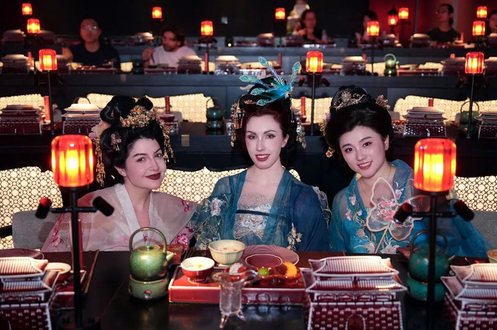 Rebecca、Megan、Zi体验唐装