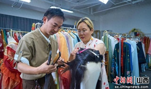 临汾微短剧精品基地内造型师正在为剧组准备头饰。张超宁 摄