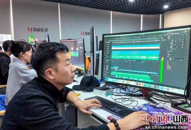 临汾精品微短剧基地里，工作人员正在剪辑作品。马梦迪 摄
