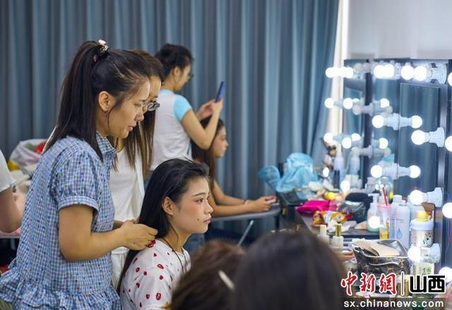 伊凡美学学员正在实训中。张超宁 摄