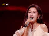 带来歌曲《荣耀》，她用戏腔演绎出独有的力量感，完美诠释坚守与荣光的故事