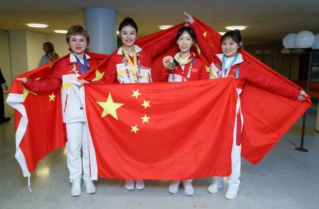 2022年10月24日，在2022年世界技能大赛特别赛芬兰赛区，中国选手们获奖后合影。新华社发（卡勒·帕尔基宁摄）