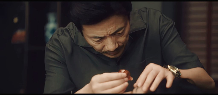朱应甲给郑桂平滴眼药水