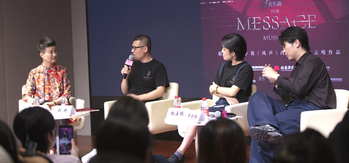 （左起）韩晶、歌特、赵嘉艳、吴勃臻与数百名书迷、影迷和剧迷展开交流。
