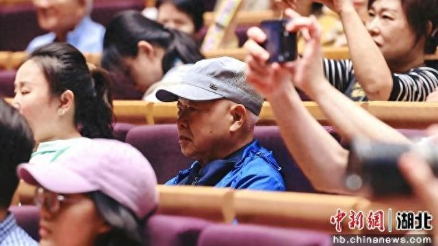 何继伟观看《生命壮歌》。杜迪纳 摄