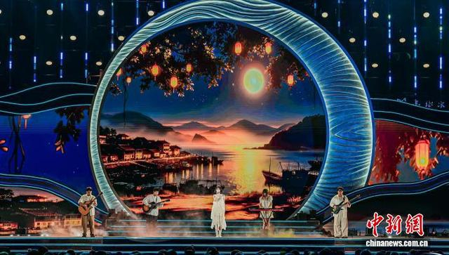 歌手正在晚会录制现场献唱。广东卫视 供图