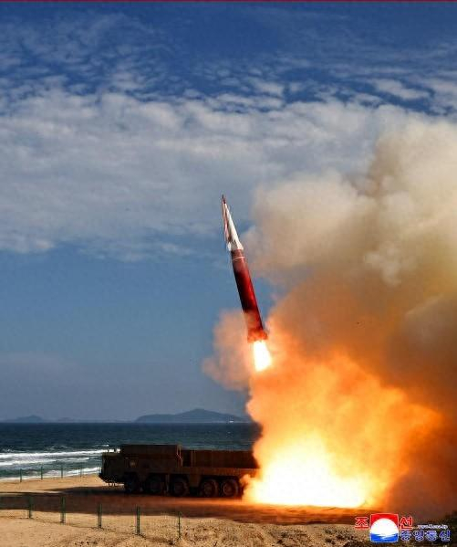 朝鲜成功进行新型武器试验 金正恩观摩展现国防实力