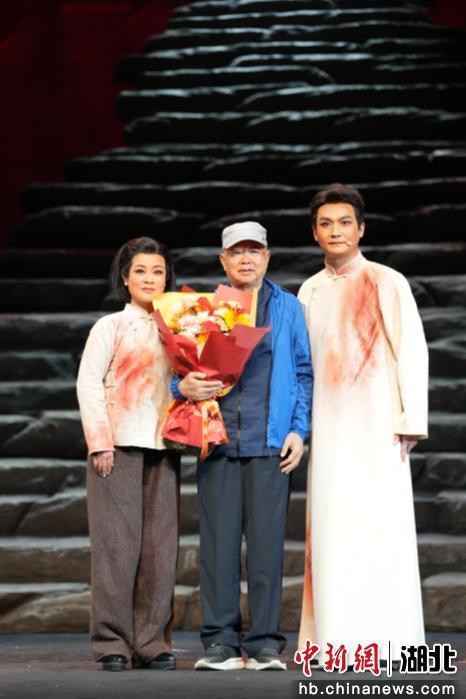 何继伟（中）与何功伟扮演者余维刚、柳婉馨扮演者杨理理合影。叶莉 摄