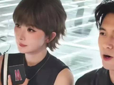 杨幂把麦克风拿反了，被提醒后 连忙转了回来，李现也是没忍住笑哈哈哈