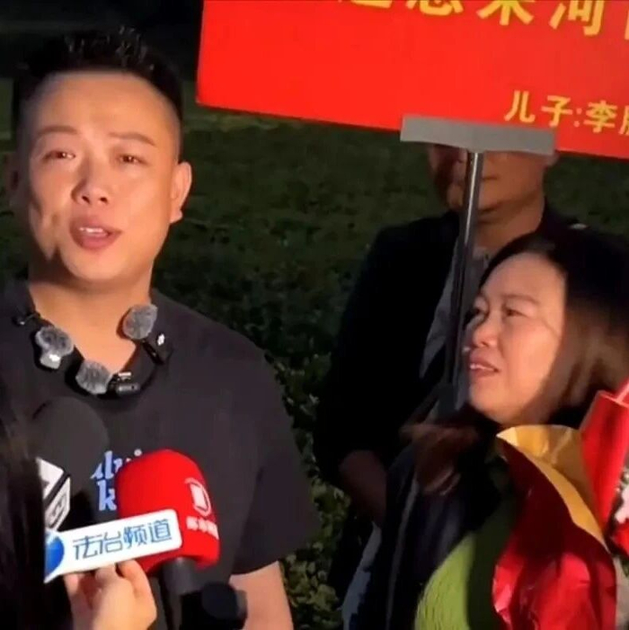 小伙与失散23年生母认亲:儿时被陌生人带上火车,养父母供他上大学,如今成为音乐人