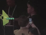 王源不常玩手机，台下拍照手法生涩