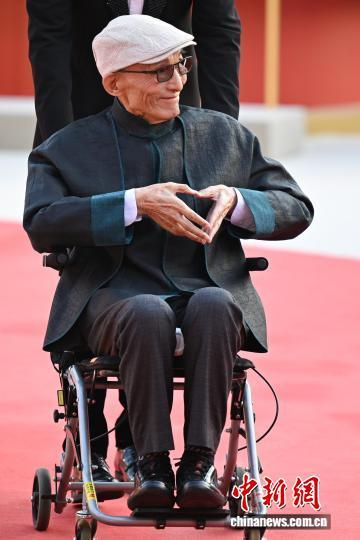 2024年4月，游本昌亮相在北京举行的第十四届北京国际电影节开幕红毯仪式。 中新社记者 田雨昊 摄