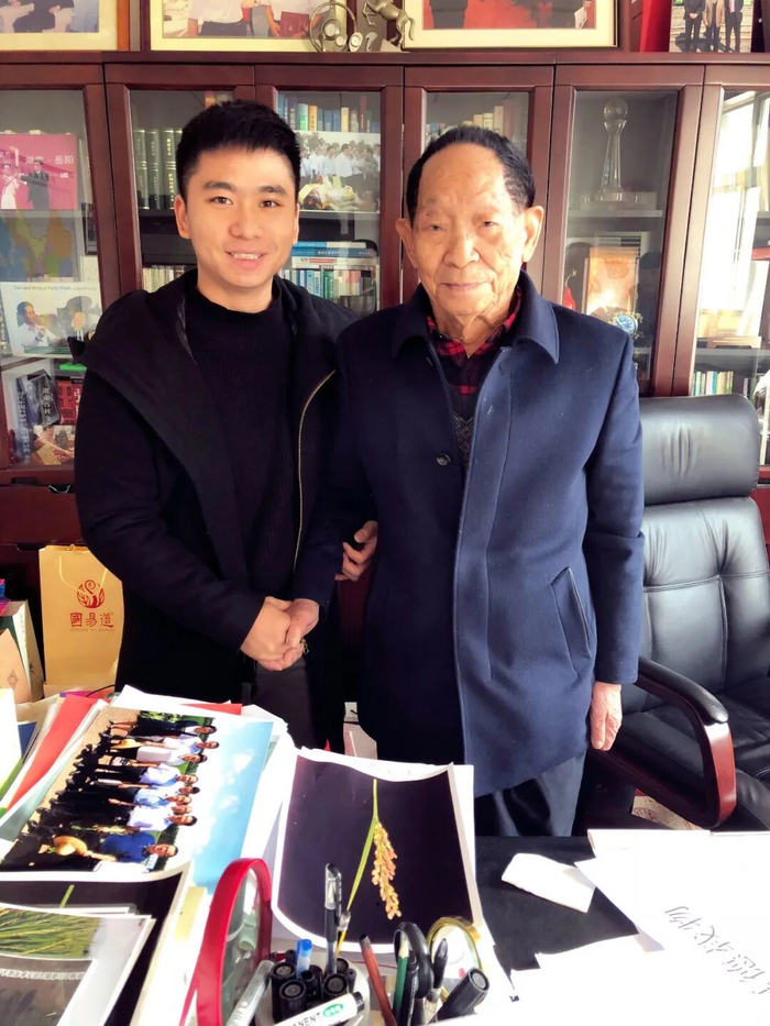 杨柠豪与袁隆平合影（受访者供图）