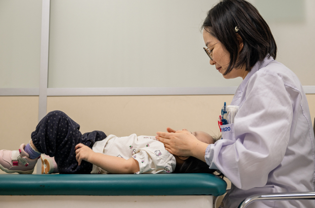 针对儿童过敏性鼻炎，医生运用传统中医特色疗法，守护儿童健康成长。温华 摄