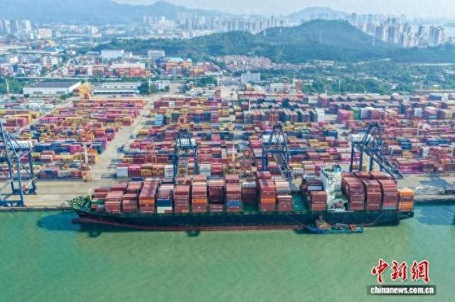 9月24日，“以星威明顿”轮靠泊厦门港国际货柜码头。 胡嘉睿 摄