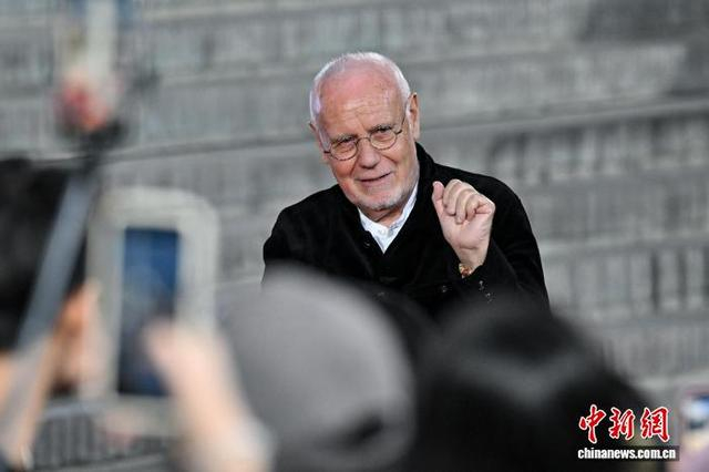 图为意大利电影制片人马可·穆勒亮相开幕红毯。中新社记者 韦亮 摄