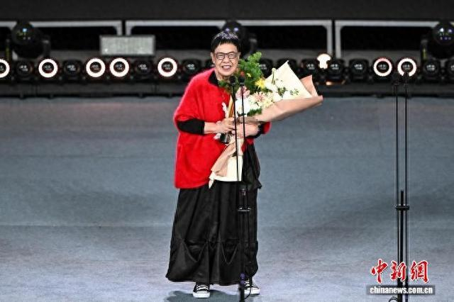 9月24日晚，香港导演许鞍华被第十届平遥国际电影展组委会授予“卧虎藏龙东西方交流贡献荣誉”。 中新社记者 韦亮 摄