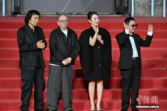 图为导演贾樟柯（右一）、演员赵涛（右二）、艺术总监林旭东（左二）欢迎嘉宾。中新社记者 韦亮 摄