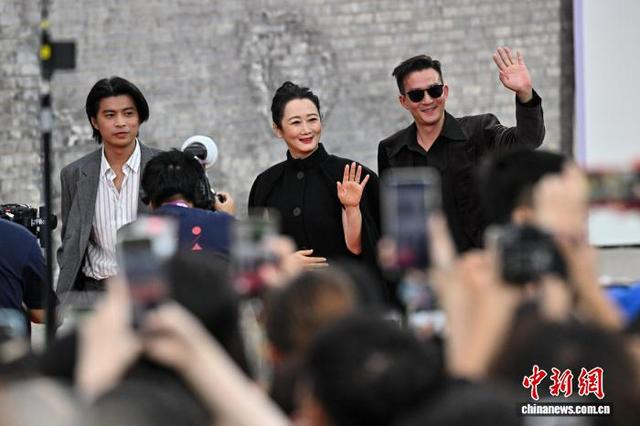 为演员赵涛（中）携电影《都灵之影》主创人员亮相开幕红毯。中新社记者 韦亮 摄
