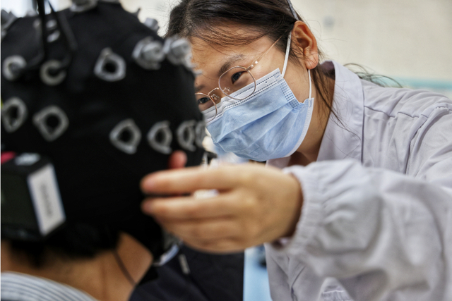 《医者温情》隔着口罩，弯弯含笑的眼眸传递出医者的善意。细致沟通，用温柔给予患者康复的信心与力量。戴云 摄