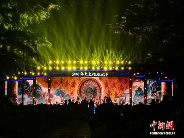 图为开幕式文艺演出现场。高雨晴 摄