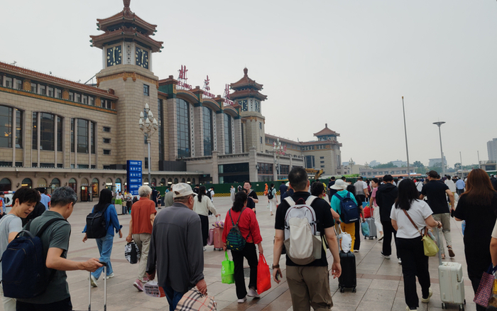 ▲资料图：北京火车站旅客熙熙攘攘。图/IC photo