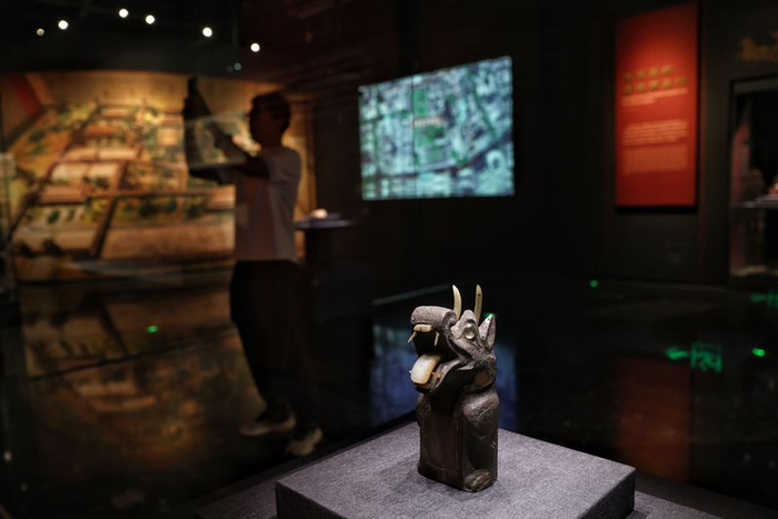 9月23日，《汉代诸侯》特展在路县故城遗址博物馆开幕。图为展出的西汉龙首玉枕。新京报记者 薛珺 摄