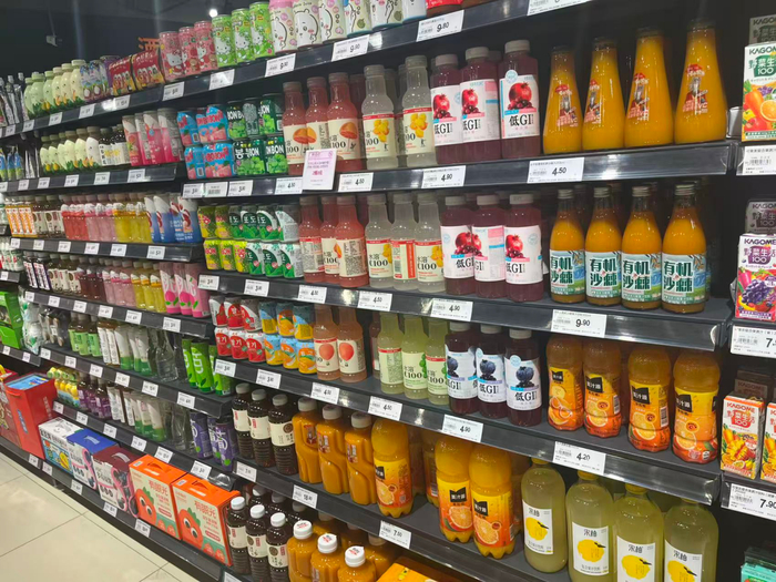 超市饮料货架。新京报贝壳财经记者 丁爽 摄