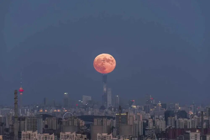 这是2023年9月29日在北京海淀拍摄的中秋月。新华社发（王艺胤 摄）