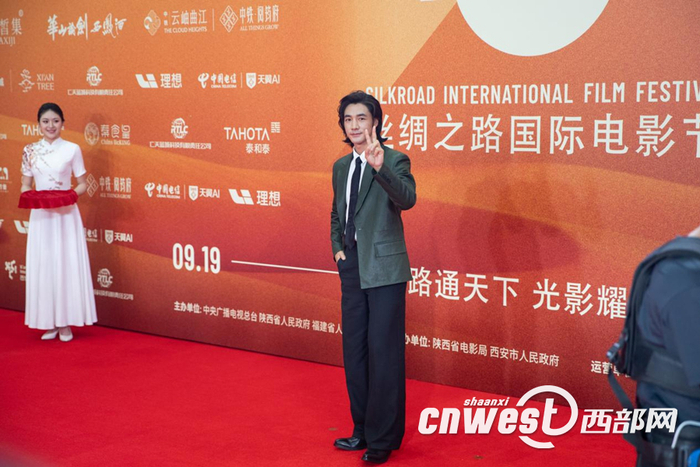 演员此沙亮相第十三届丝绸之路国际电影节闭幕红毯仪式现场