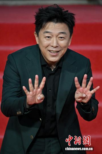 图为演员黄渤亮相开幕红毯。中新社记者 韦亮 摄