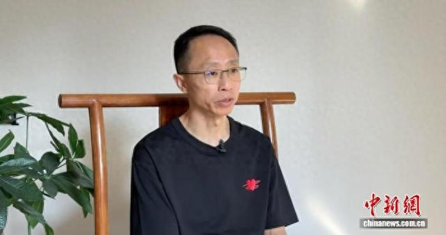 9月22日，当代国安题材剧《交锋》编剧王小枪在位于北京的工作室接受中新社记者专访。中新社记者 郎佳慧 摄