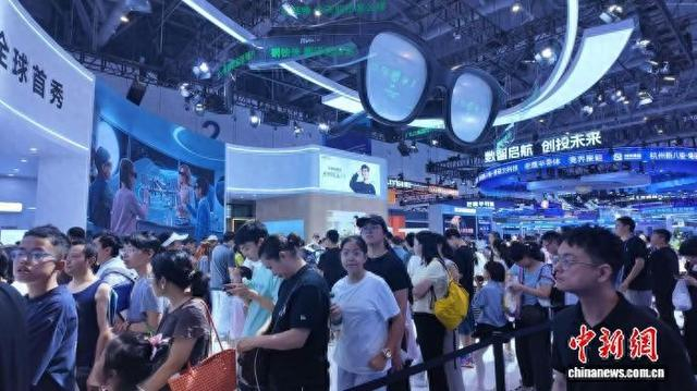中秋假期首日，第五届数贸会迎来观展热潮。图为观众排队体验智能眼镜。奚金燕 摄