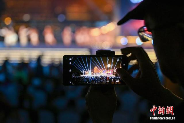 图为集中展演现场民众用手机拍摄视频。中新社记者 刘忠俊 摄 