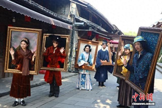 9月24日，“行走的画框”在古堰画乡亮相。黄彦君 摄